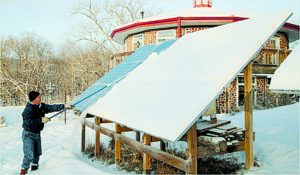  Keep your panels clear of snow for maximum efficiency in the winter. Photo credit: solarworld4u.com